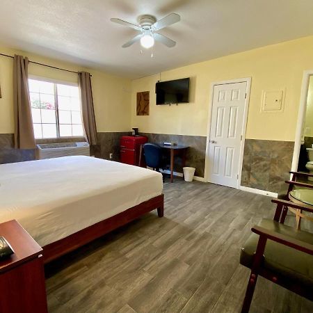 Europa Inn & Suites Дезърт Хот Спрингс Екстериор снимка
