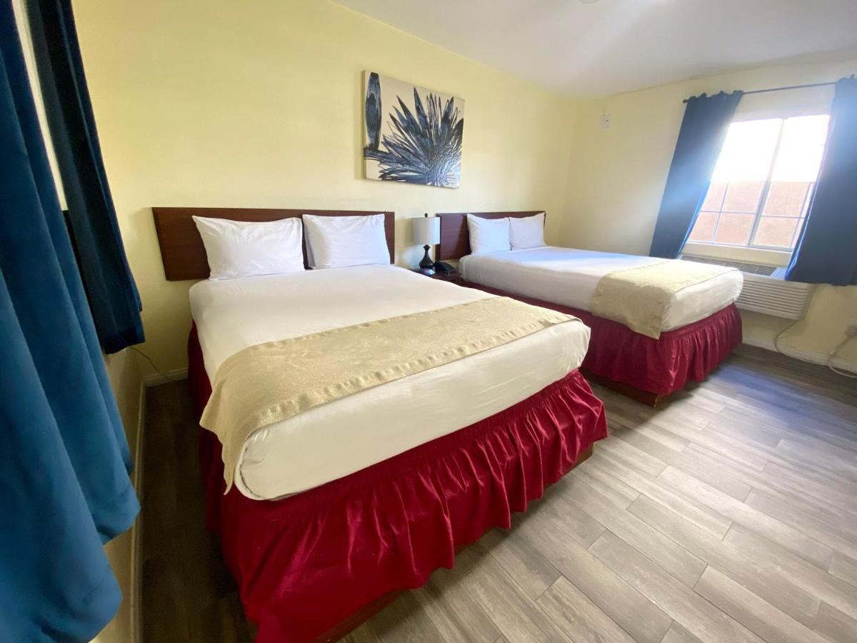 Europa Inn & Suites Дезърт Хот Спрингс Екстериор снимка
