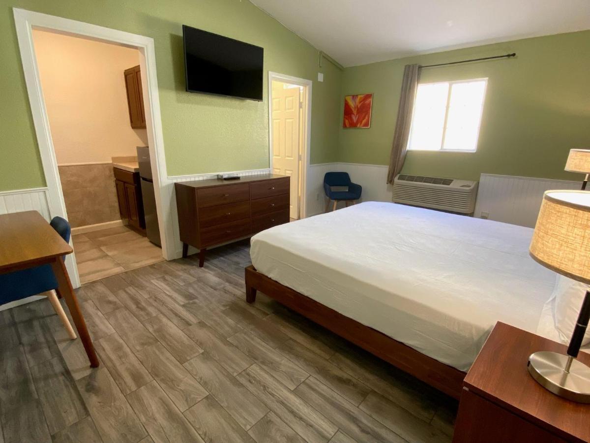 Europa Inn & Suites Дезърт Хот Спрингс Екстериор снимка