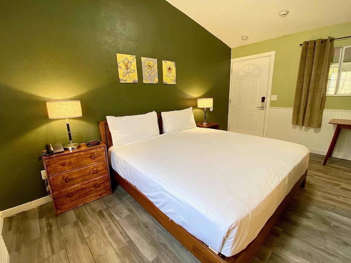Europa Inn & Suites Дезърт Хот Спрингс Екстериор снимка