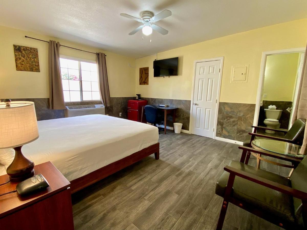 Europa Inn & Suites Дезърт Хот Спрингс Екстериор снимка