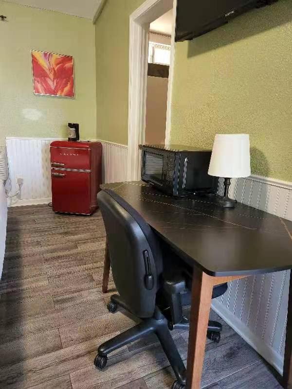 Europa Inn & Suites Дезърт Хот Спрингс Екстериор снимка