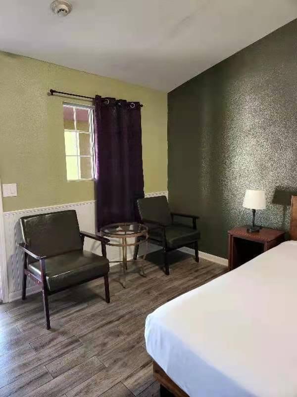 Europa Inn & Suites Дезърт Хот Спрингс Екстериор снимка