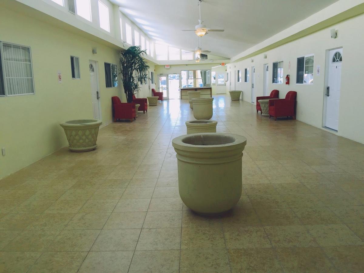 Europa Inn & Suites Дезърт Хот Спрингс Екстериор снимка