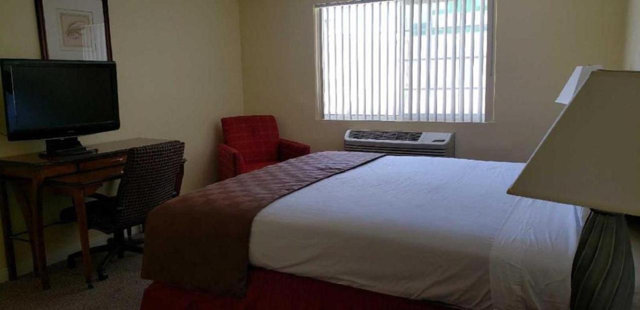 Europa Inn & Suites Дезърт Хот Спрингс Екстериор снимка
